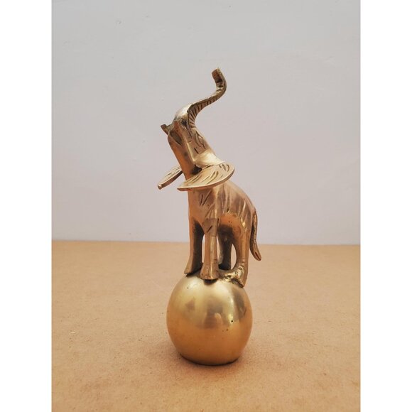 1970s Brass Circus Elephant on Ball Statuette / Figurine, Vintage 70s Metal Home - Picture 2 of 10